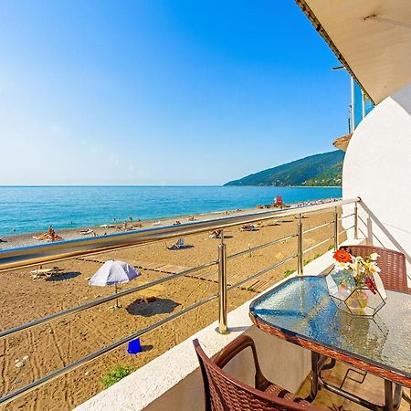 Мини-Отель Лучезарный Gagra Exterior photo