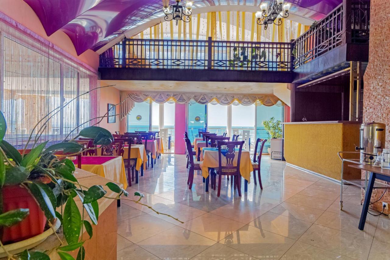 Мини-Отель Лучезарный Gagra Exterior photo