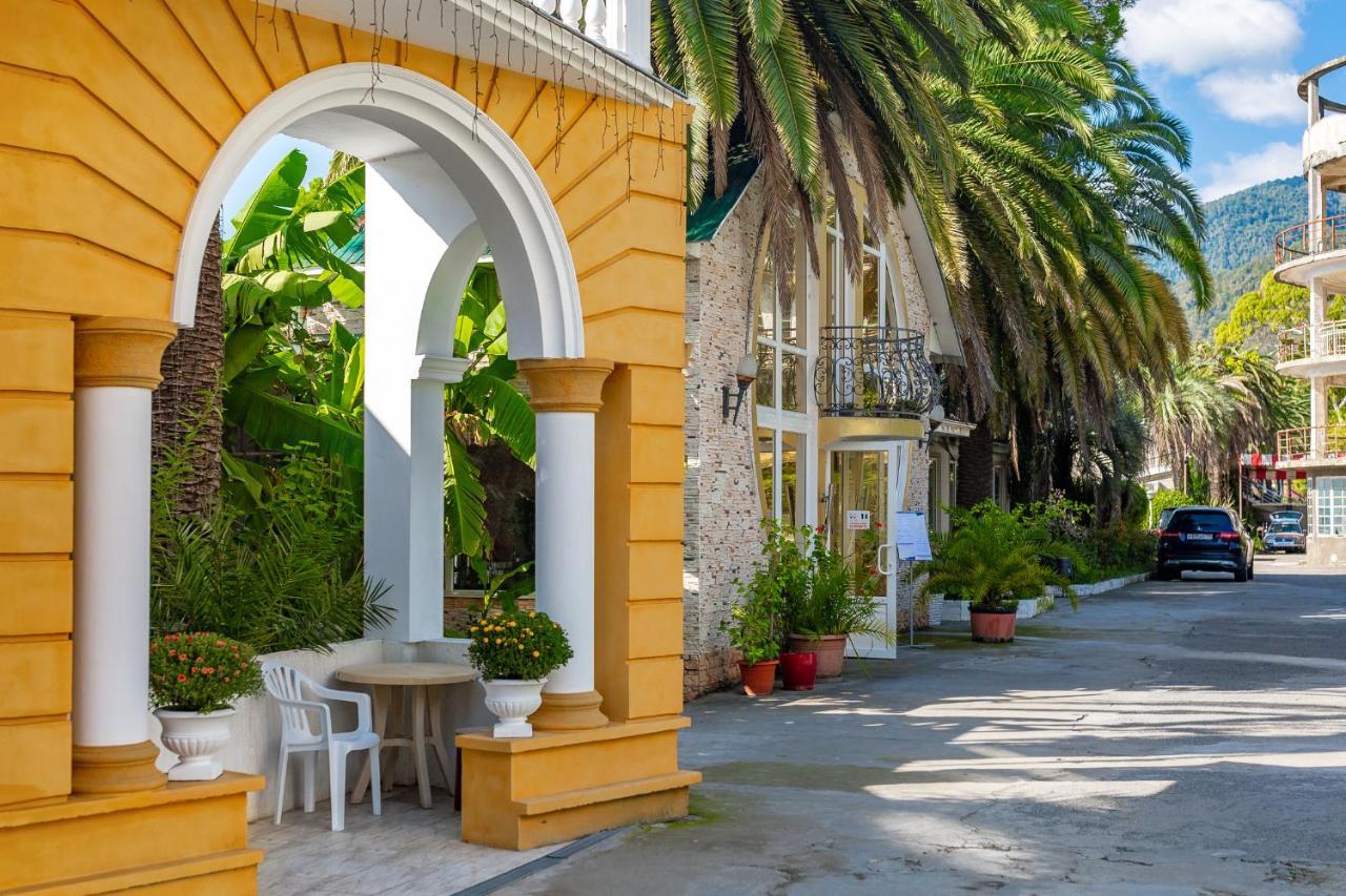 Мини-Отель Лучезарный Gagra Exterior photo