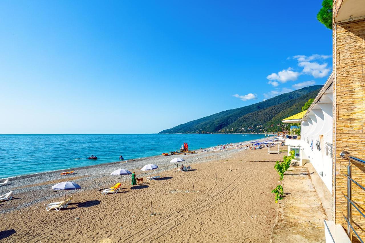 Мини-Отель Лучезарный Gagra Exterior photo