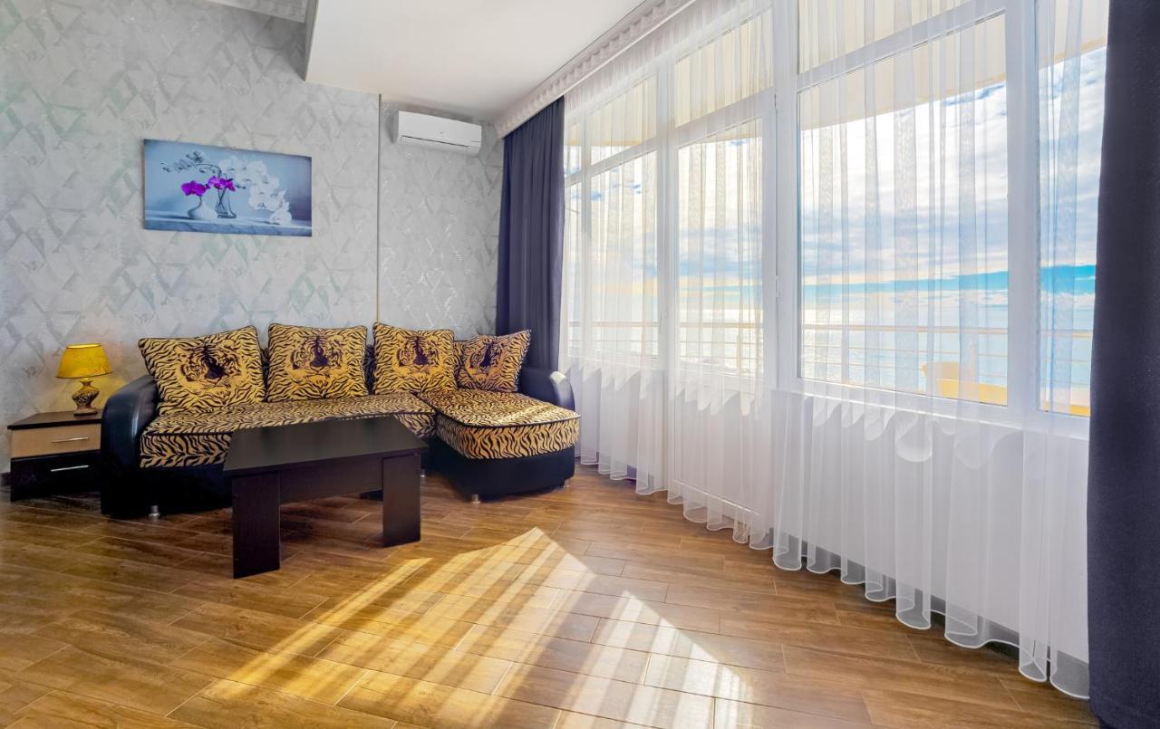 Мини-Отель Лучезарный Gagra Exterior photo