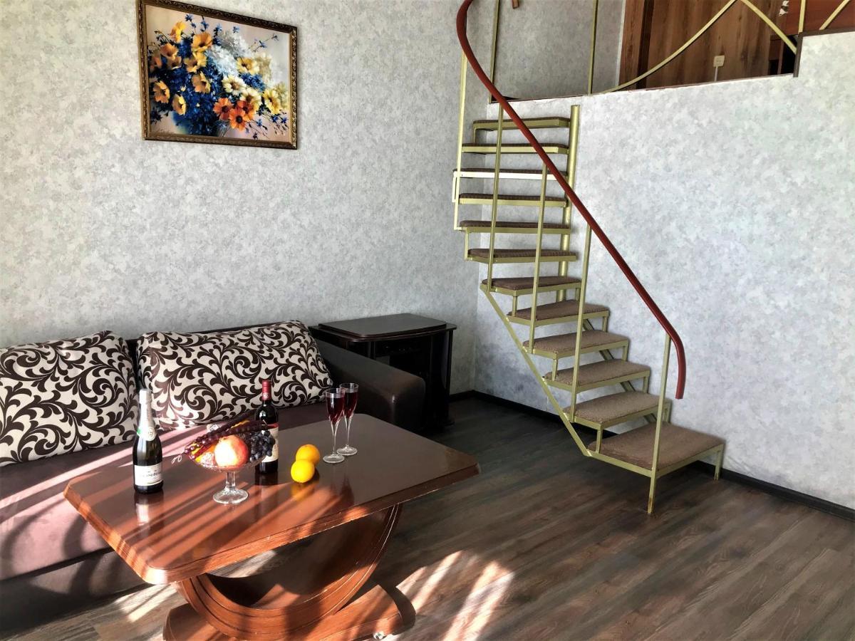 Мини-Отель Лучезарный Gagra Exterior photo