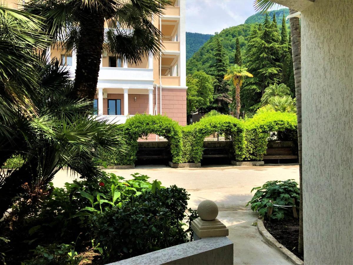 Мини-Отель Лучезарный Gagra Exterior photo