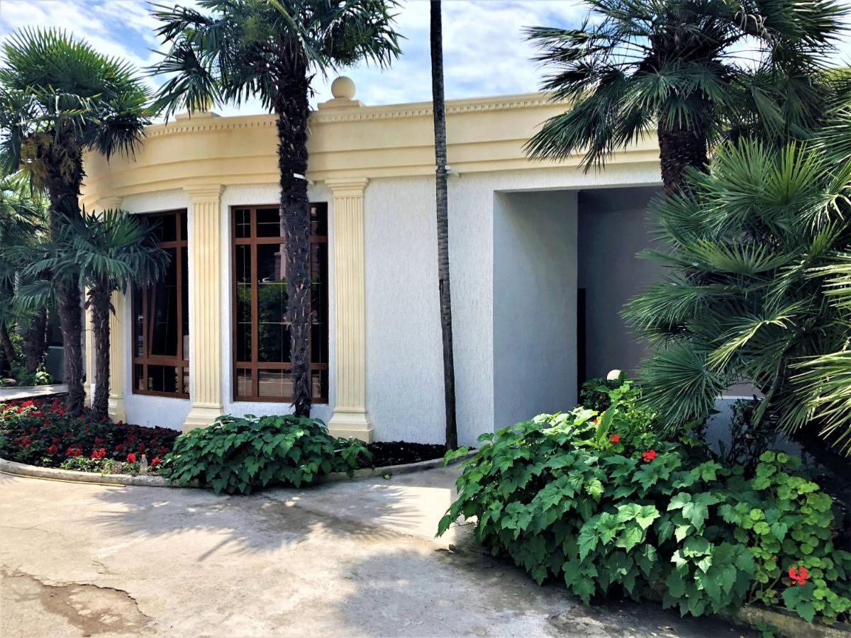Мини-Отель Лучезарный Gagra Exterior photo
