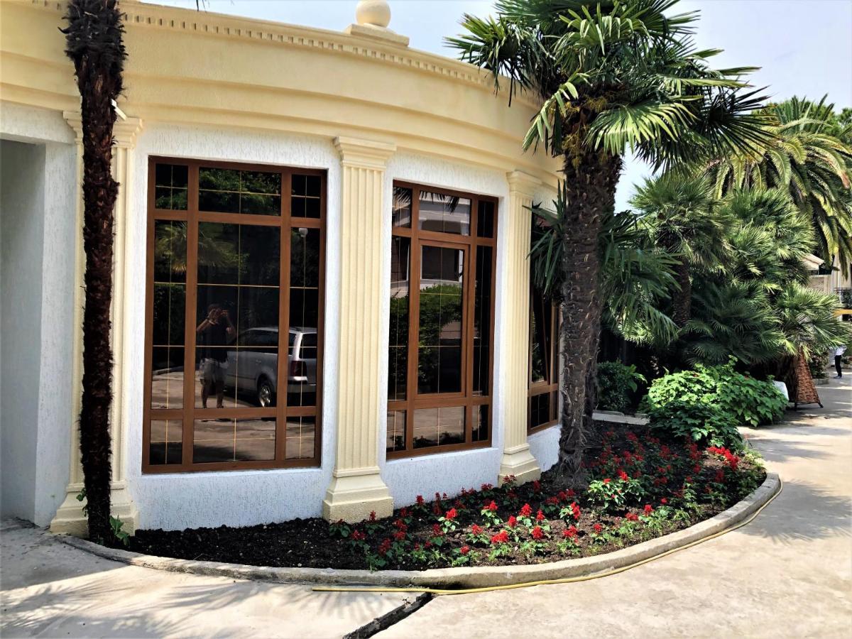 Мини-Отель Лучезарный Gagra Exterior photo